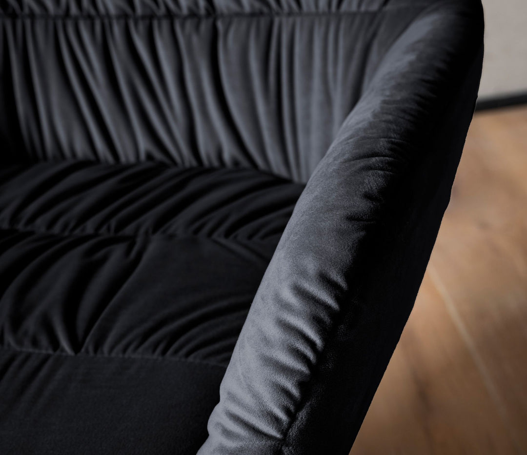 Loungestol i sort velour med metalben