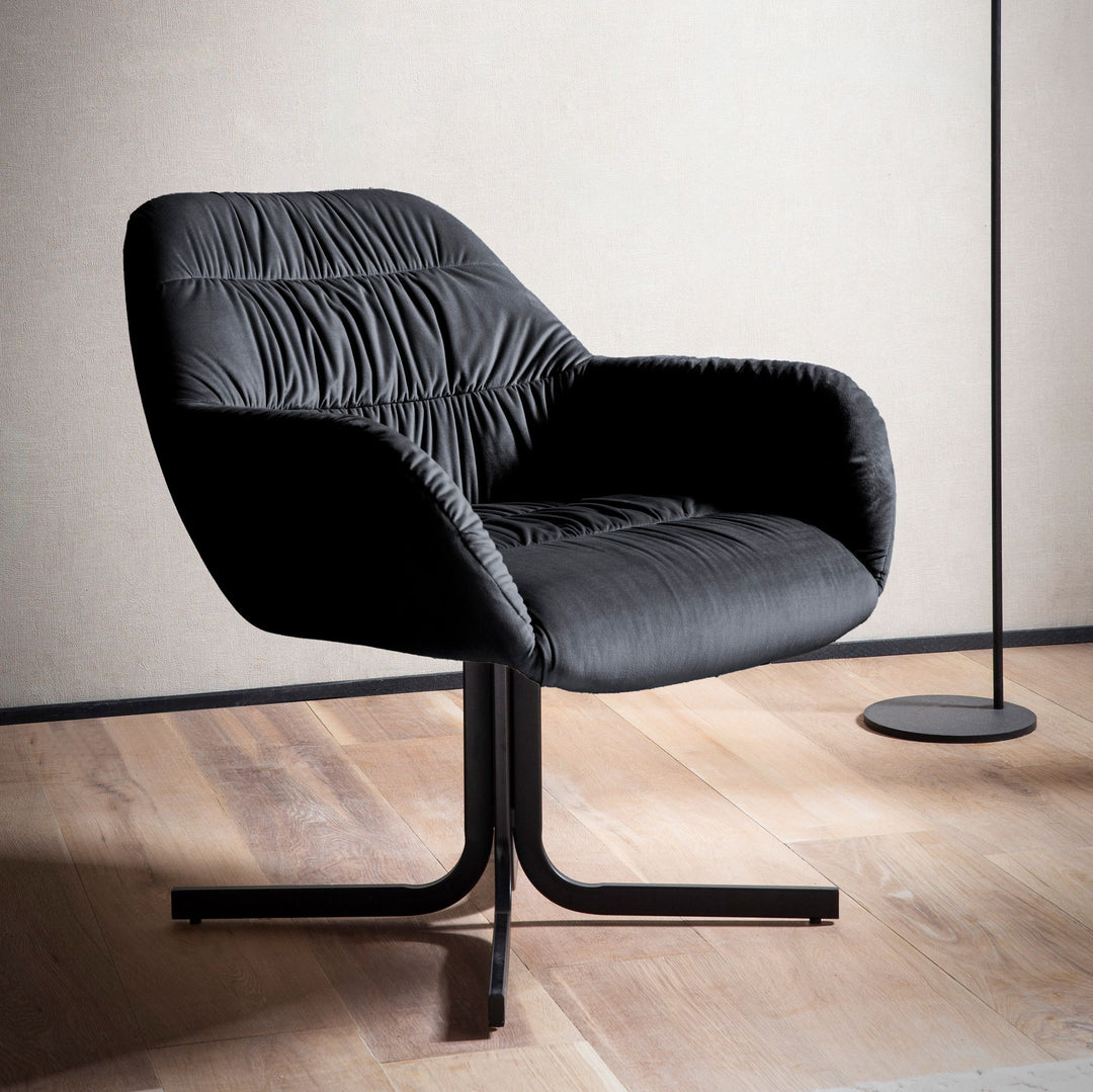 Loungestol i sort velour med metalben