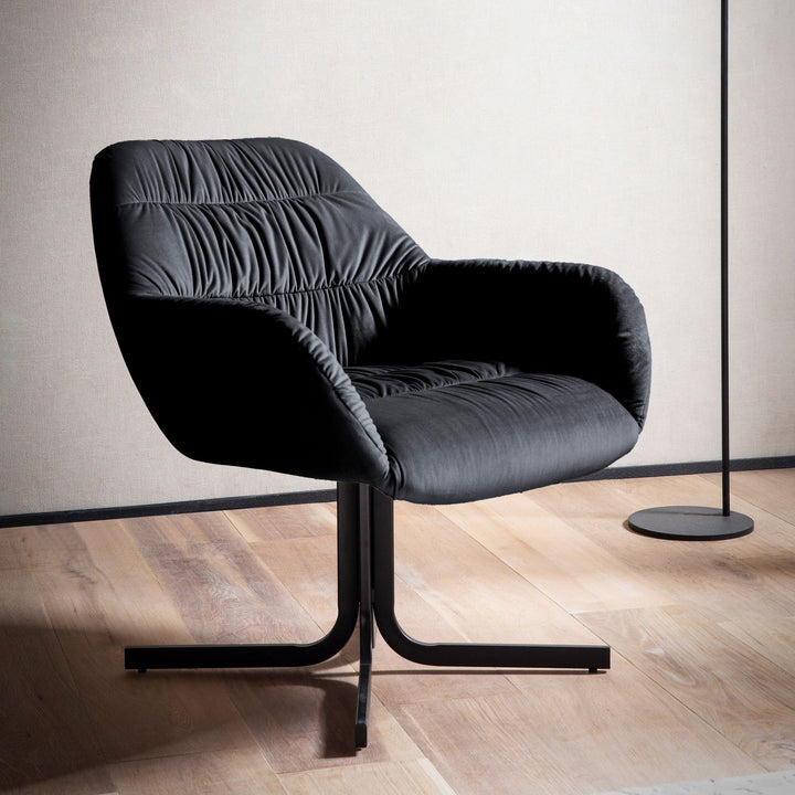 Loungestol i sort velour med metalben
