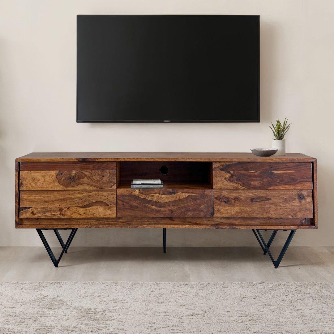 TV-lavbord i massivt sheeshamtræ, 160 cm, TV-bord med låger, skuffe, åbent rum og kabelhåndtering, TV-bord med 3D-fronter og sorte metalfødder i industrielt design.