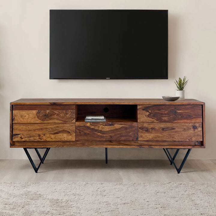 TV-lavbord i massivt sheeshamtræ, 160 cm, TV-bord med låger, skuffe, åbent rum og kabelhåndtering, TV-bord med 3D-fronter og sorte metalfødder i industrielt design.