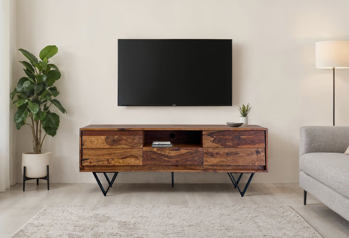 TV-lavbord i massivt sheeshamtræ, 160 cm, TV-bord med låger, skuffe, åbent rum og kabelhåndtering, TV-bord med 3D-fronter og sorte metalfødder i industrielt design.