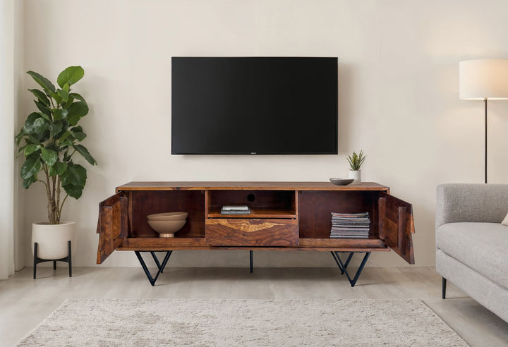 TV-lavbord i massivt sheeshamtræ, 160 cm, TV-bord med låger, skuffe, åbent rum og kabelhåndtering, TV-bord med 3D-fronter og sorte metalfødder i industrielt design.