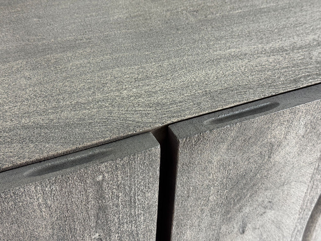 Designer tv-bord i massivt akacietræ, røget grå, 160x56x46 cm, tre låger, metalben, industrielt look