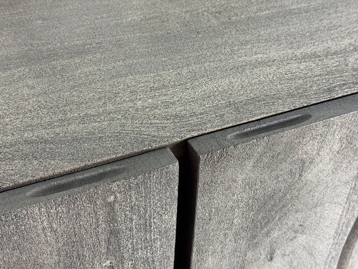 Designer tv-bord i massivt akacietræ, røget grå, 160x56x46 cm, tre låger, metalben, industrielt look