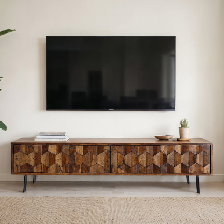 Designer TV-kommode i massivt træ, 160 cm, 3D-fronter, 4 døre, kabelstyring og sorte metalben
