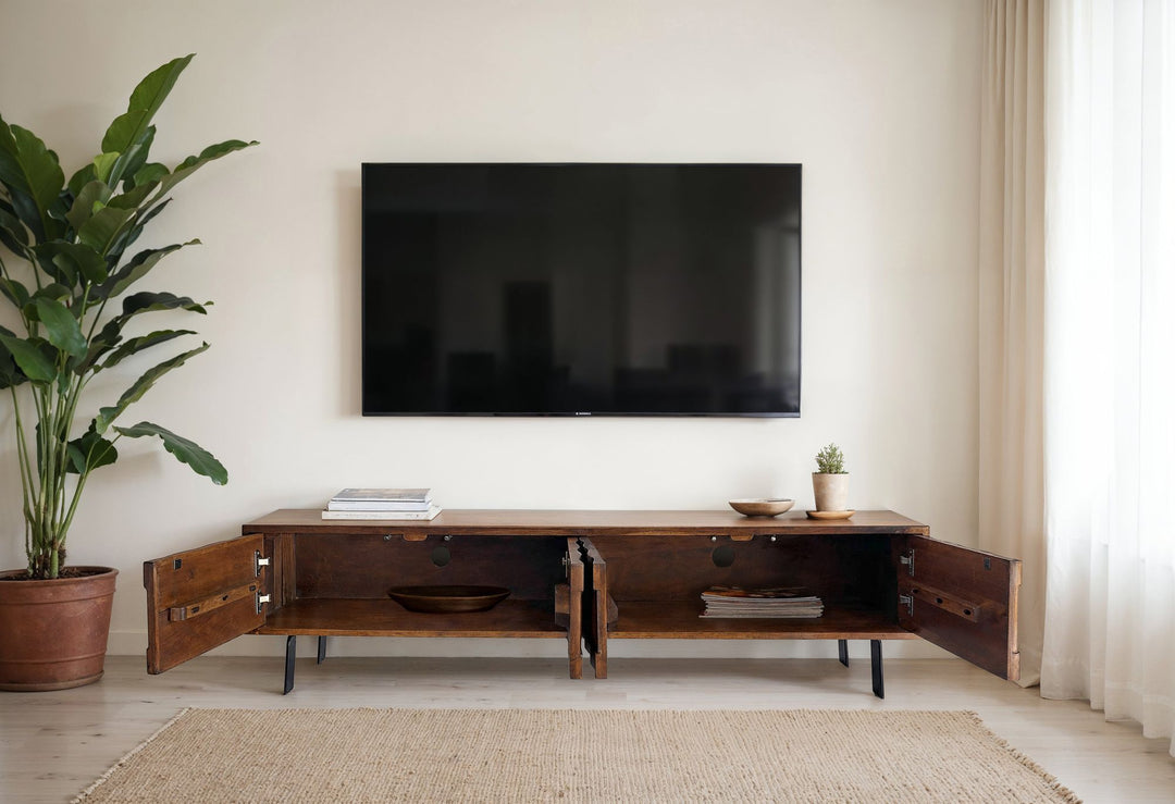 Designer TV-kommode i massivt træ, 160 cm, 3D-fronter, 4 døre, kabelstyring og sorte metalben