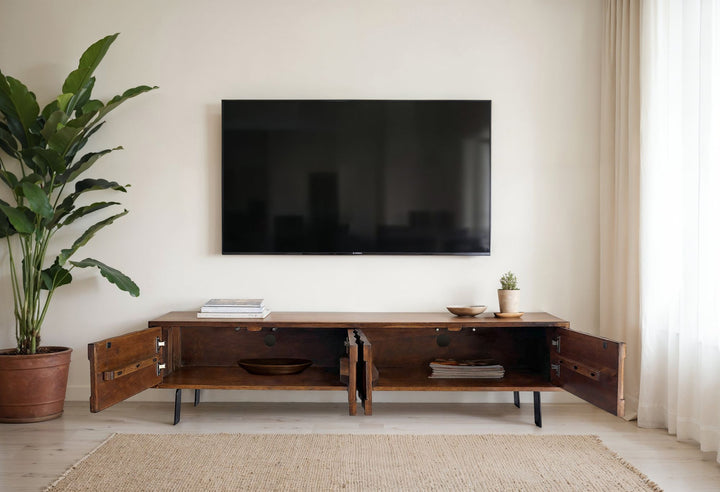 Designer TV-kommode i massivt træ, 160 cm, 3D-fronter, 4 døre, kabelstyring og sorte metalben