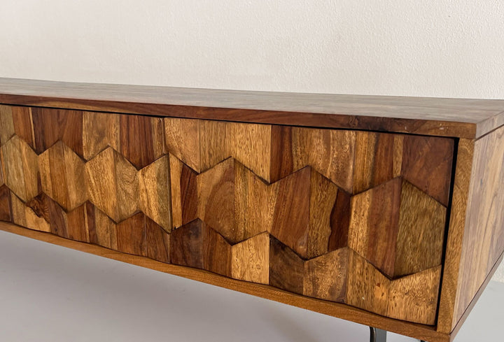 Designer TV-kommode i massivt træ, 160 cm, 3D-fronter, 4 døre, kabelstyring og sorte metalben