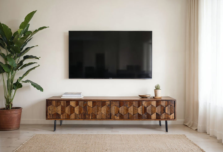 Designer TV-kommode i massivt træ, 160 cm, 3D-fronter, 4 døre, kabelstyring og sorte metalben
