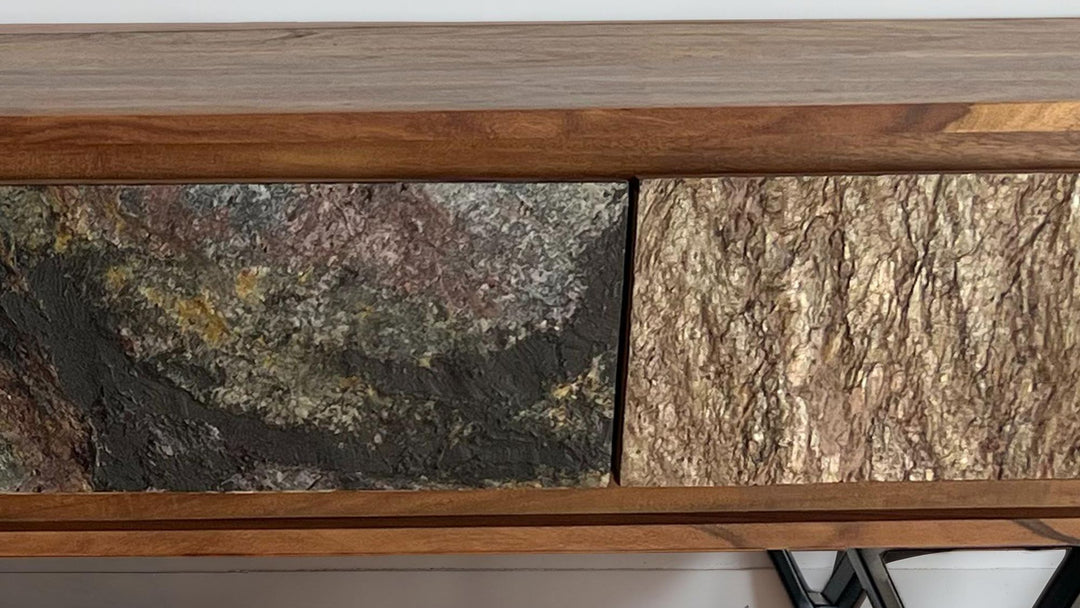 Designer TV-bord i massivt træ, 160 cm, med stenlignende front og sort metalstel