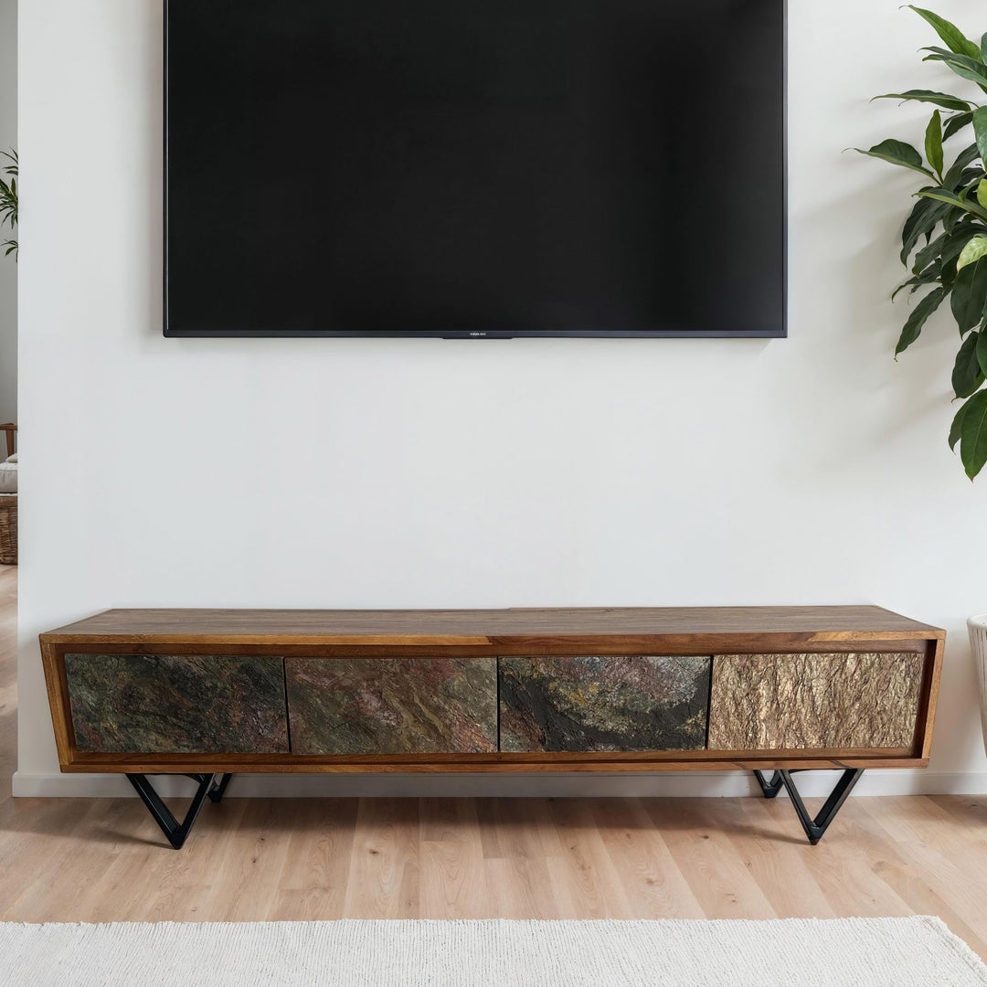 Designer TV-bord i massivt træ, 160 cm, med stenlignende front og sort metalstel