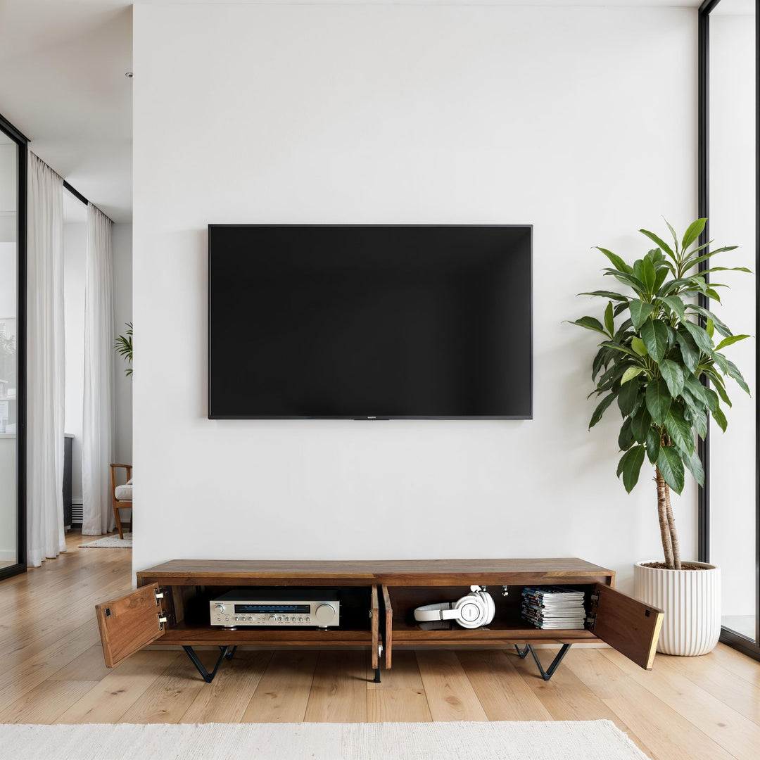 Designer TV-bord i massivt træ, 160 cm, med stenlignende front og sort metalstel
