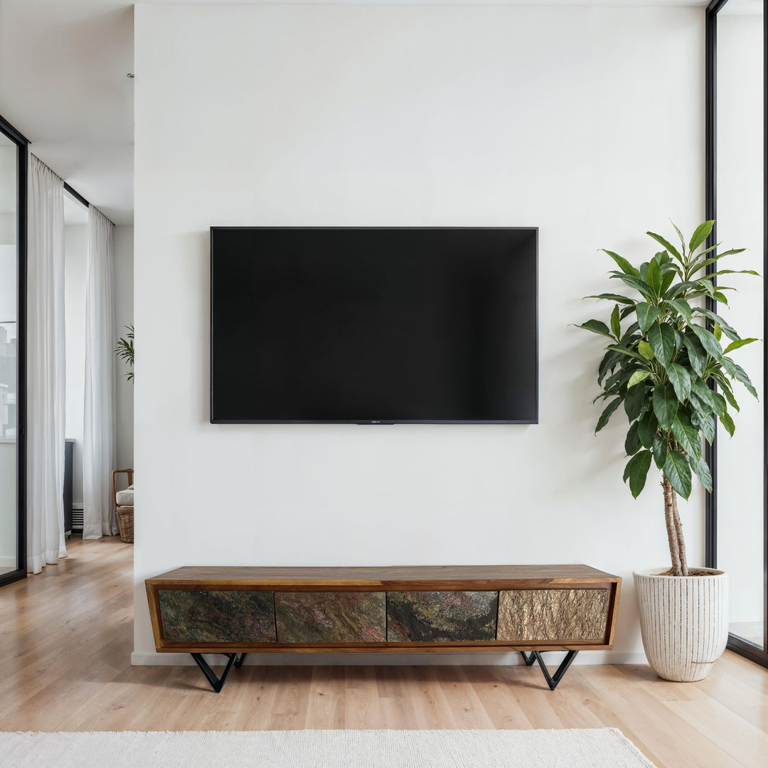 Designer TV-bord i massivt træ, 160 cm, med stenlignende front og sort metalstel