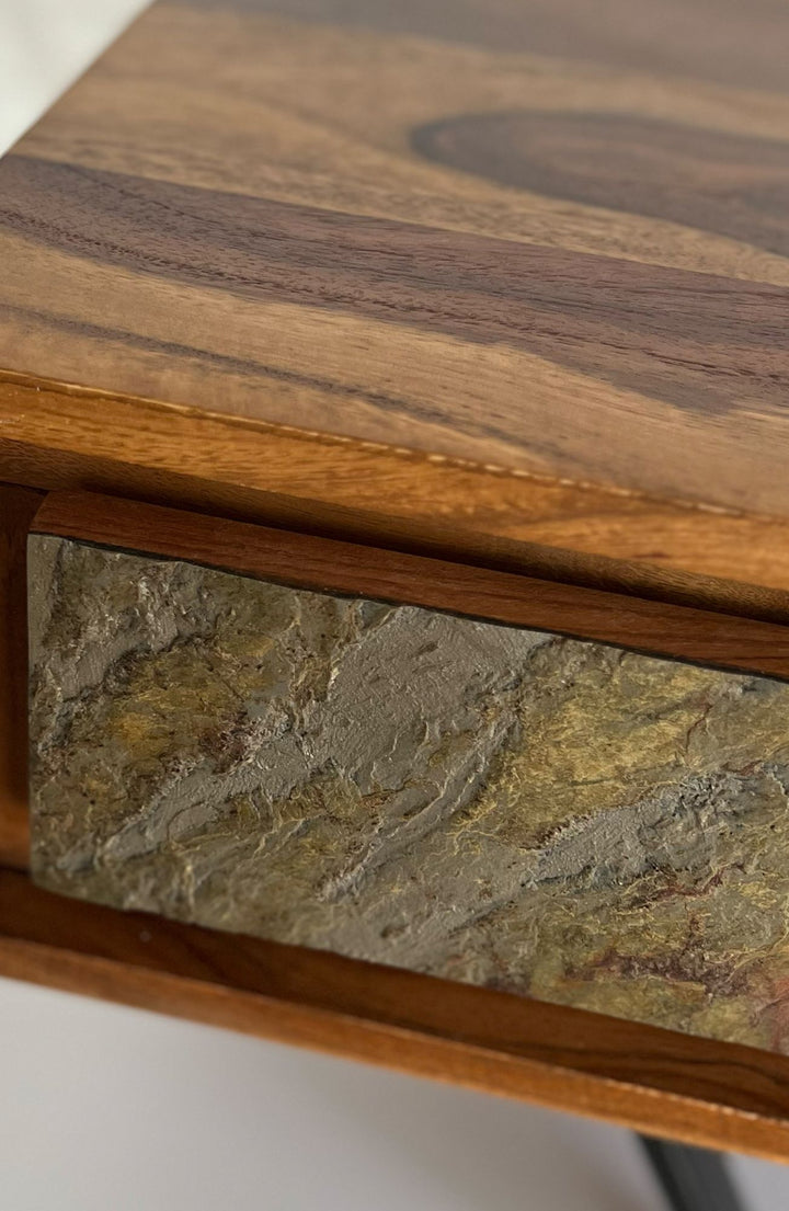 Sheesham sofabord i massivt træ, 115 cm, sofabord med 2 skuffer og opbevaringsrum, stenlignende front, sort metalstel, industrielt design