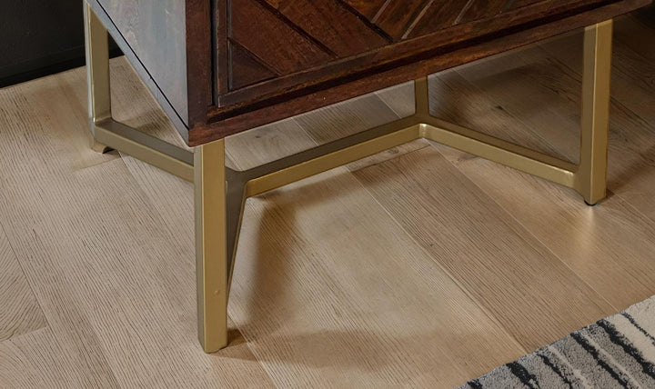 Sengebord i massivt akacietræ, 45x40x57 cm, natbord til boxmadras, moderne brunt natbord med 2 skuffer, sildebensmønster, natbord med opbevaringsplads og metalramme