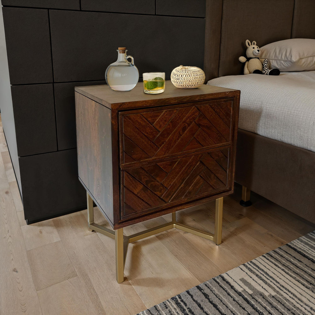 Sengebord i massivt akacietræ, 45x40x57 cm, natbord til boxmadras, moderne brunt natbord med 2 skuffer, sildebensmønster, natbord med opbevaringsplads og metalramme