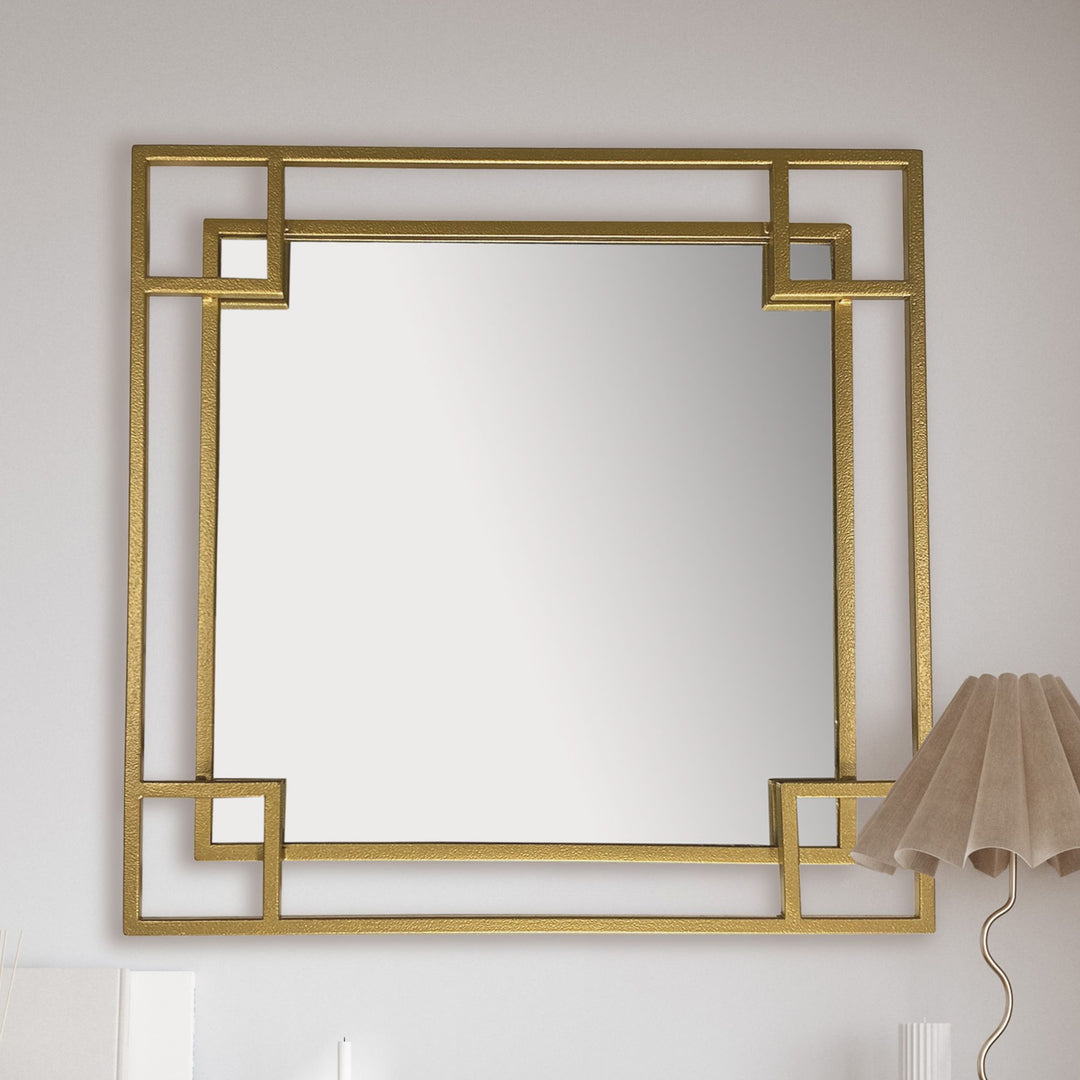 Moderne, firkantet vægspejl i 80x80 cm med en dekorativ guld metalramme