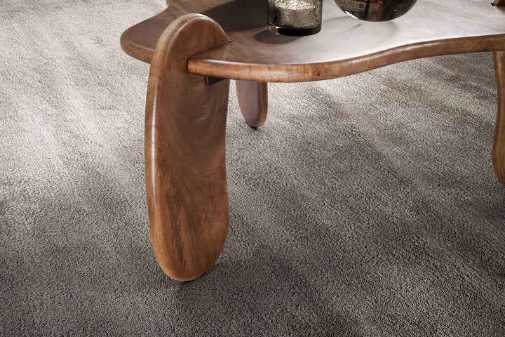 Sofabord 78x78x39,5 cm, massivt mangotræ, valnøddefinish, lavt sofabord, trebenet stuebord, organisk design, moderne sofabord med naturlig træåring