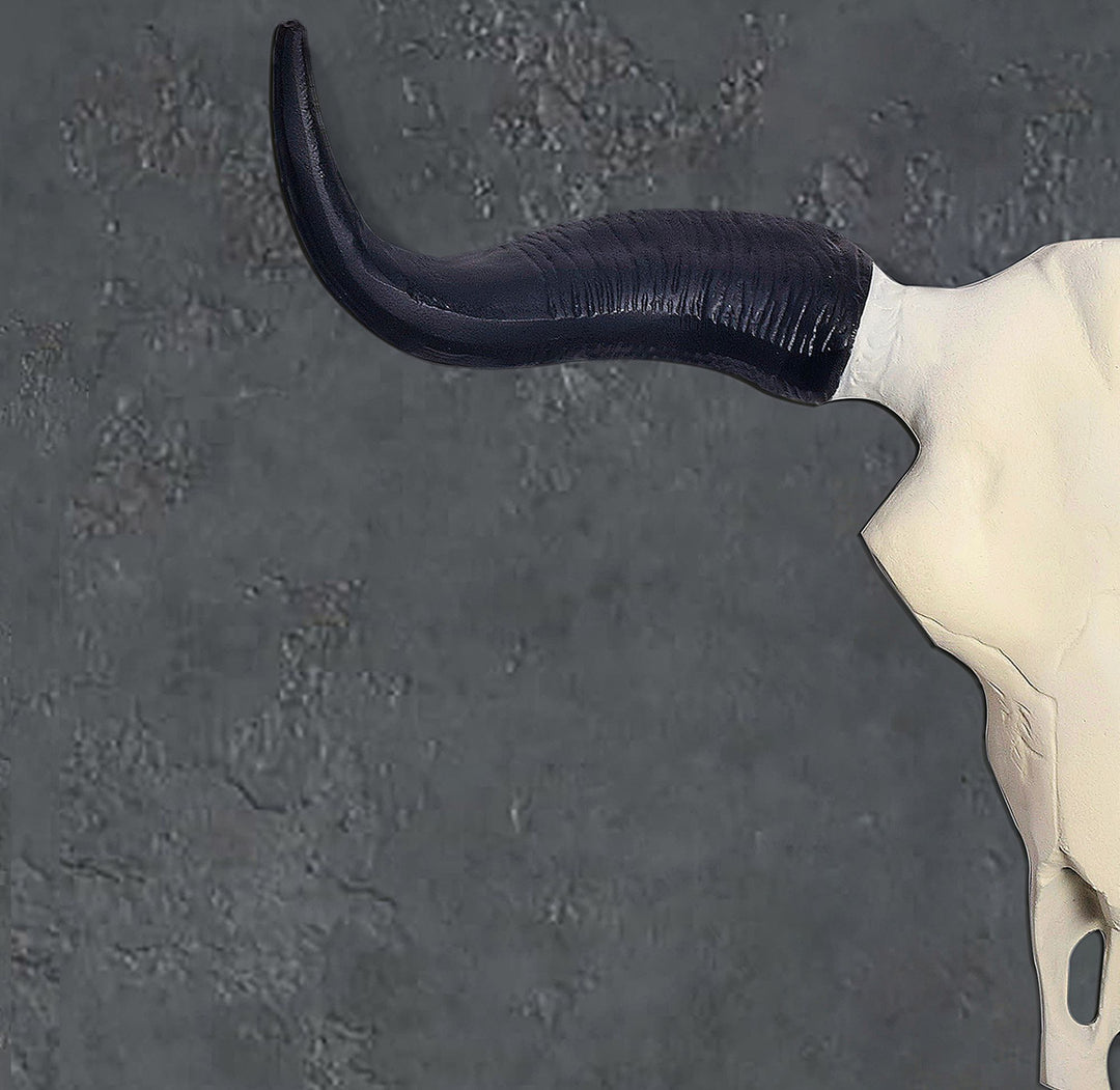 Dekorativt bøffelkraniegevir, hvidt, 55,5 cm, aluminiumsdesign, tyrehoved, moderne hornvægdekoration, vægskulptur med horn, metaljagttrofægevir, stor vægdekoration