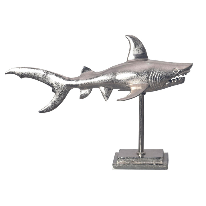 Dekorativ hajfigur, aluminium, sølv, maritim stil, 70 cm med base, moderne metaldesign, borddekoration, boligindretning, aluminiumsdekoration, boligtilbehør
