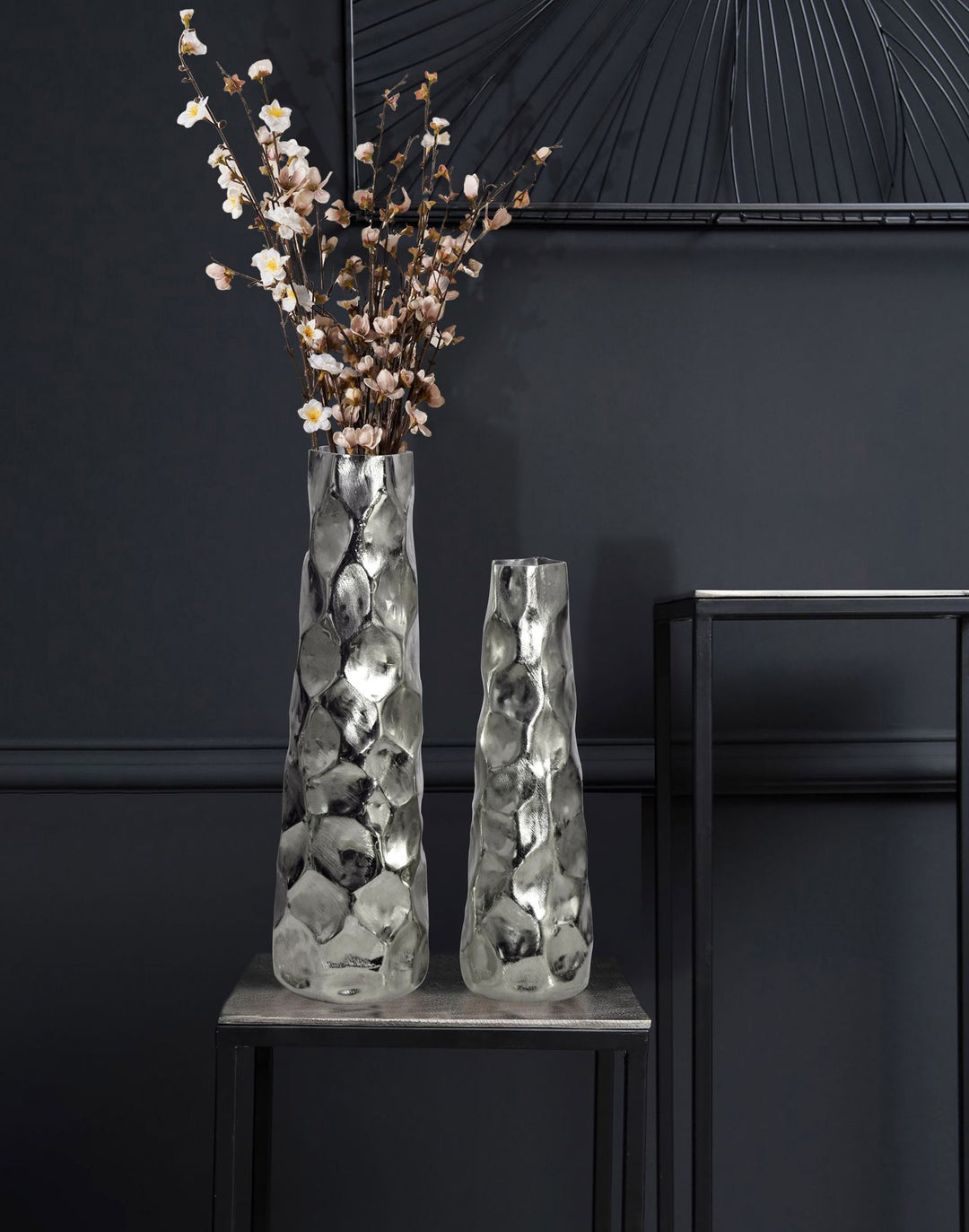 Dekorativ vase sæt med 2, aluminium sølv, moderne blomstervaser, hamret design, 2-delt sæt til blomster, aluminiums bordvase, boligindretning, metal borddekoration, håndlavet