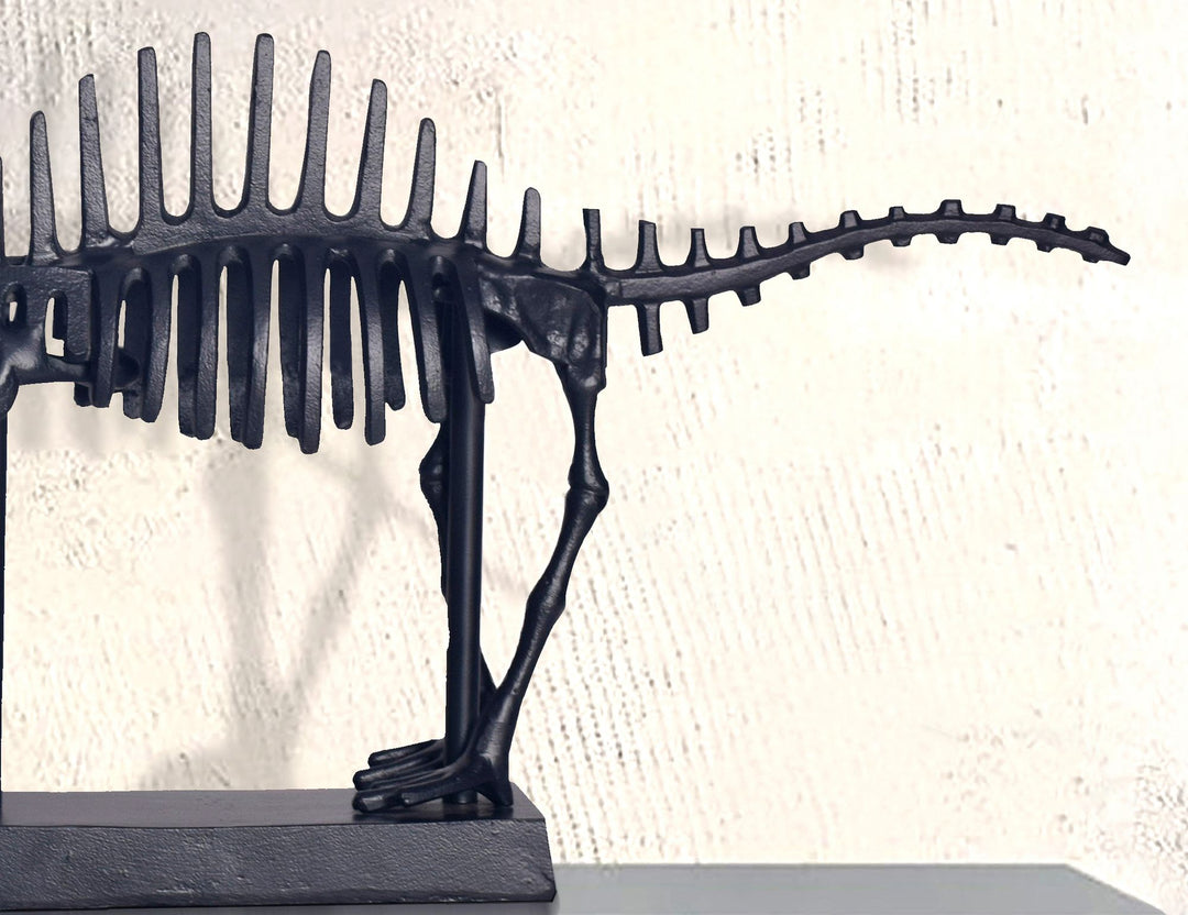 Dekorativ T-Rex figur, sort aluminium dinosaurstatue, 62 cm med base, moderne metaldesign, borddekoration, boligindretning, aluminiumsdekoration, boligtilbehør