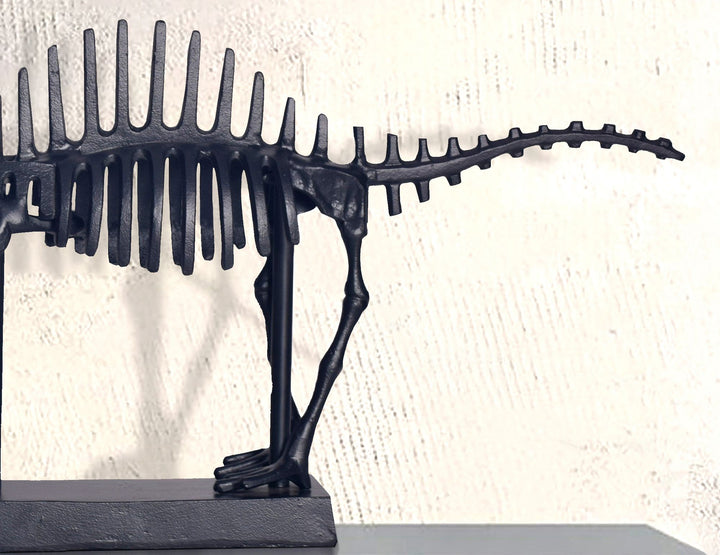 Dekorativ T-Rex figur, sort aluminium dinosaurstatue, 62 cm med base, moderne metaldesign, borddekoration, boligindretning, aluminiumsdekoration, boligtilbehør