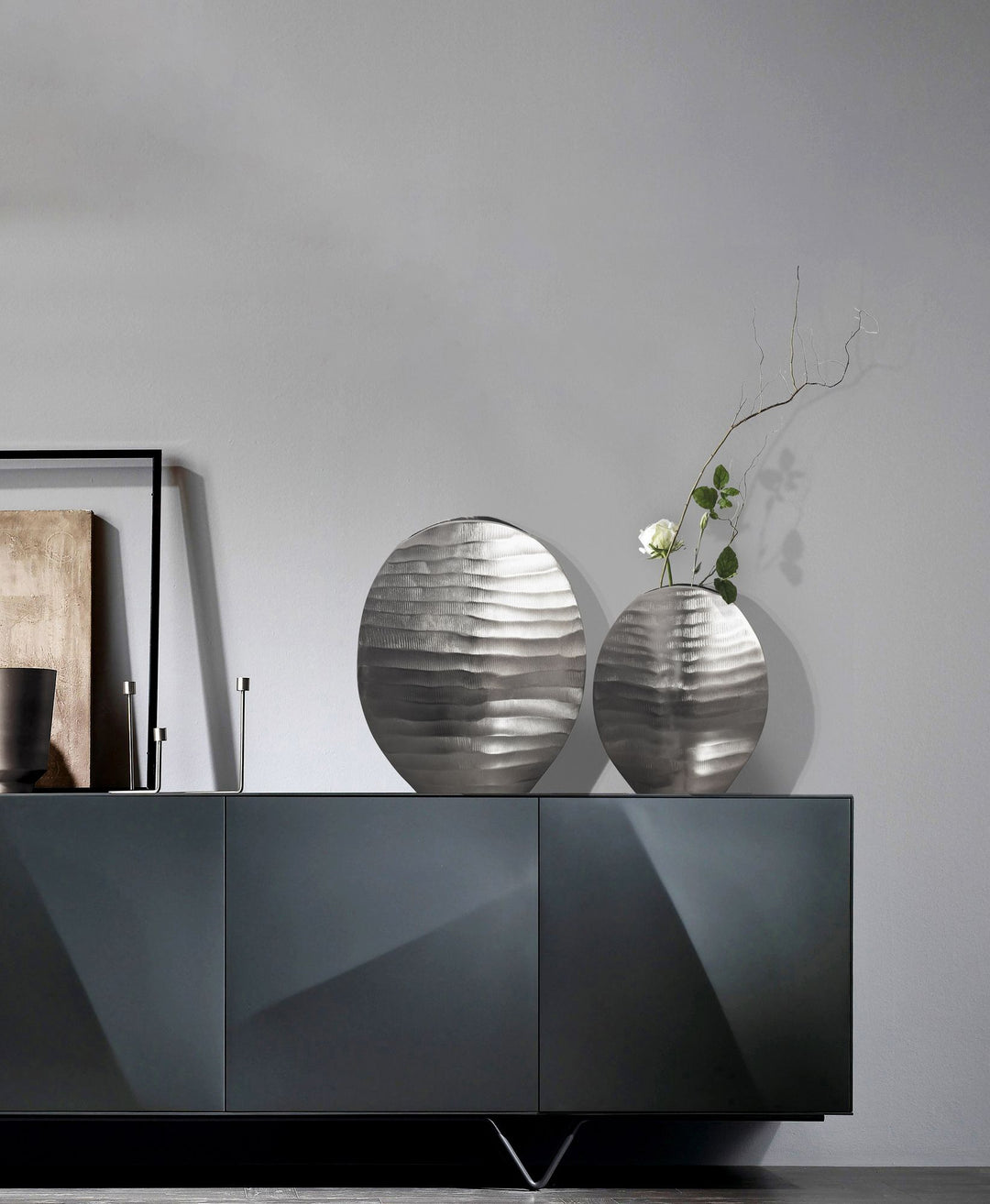 Dekorativ vase sæt med 2, aluminium sølv, blomstervase med bølgemønster, moderne, rund dekorativ vase, 2-delt sæt til blomster, aluminiums bordvase, boligindretning, metal borddekoration, håndlavet