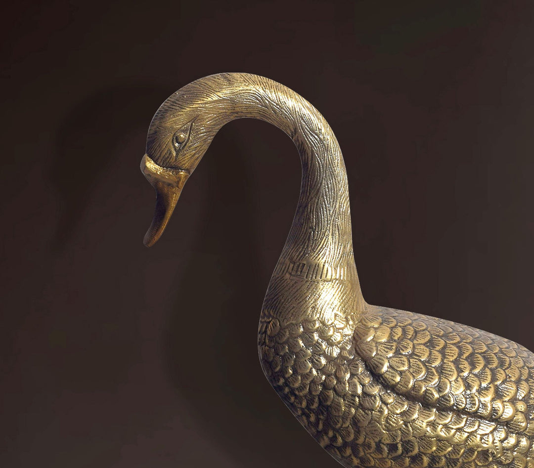 Dekorativ gåsefigur, aluminium, guld, 46 cm, boligindretning, borddekoration, moderne metaldesign, aluminiums borddekoration, boligindretning, dekorativt boligtilbehør