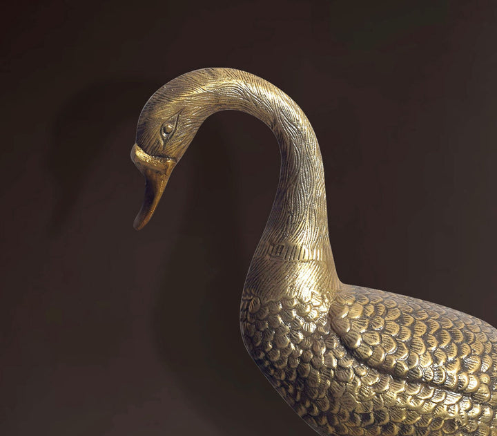 Dekorativ gåsefigur, aluminium, guld, 46 cm, boligindretning, borddekoration, moderne metaldesign, aluminiums borddekoration, boligindretning, dekorativt boligtilbehør