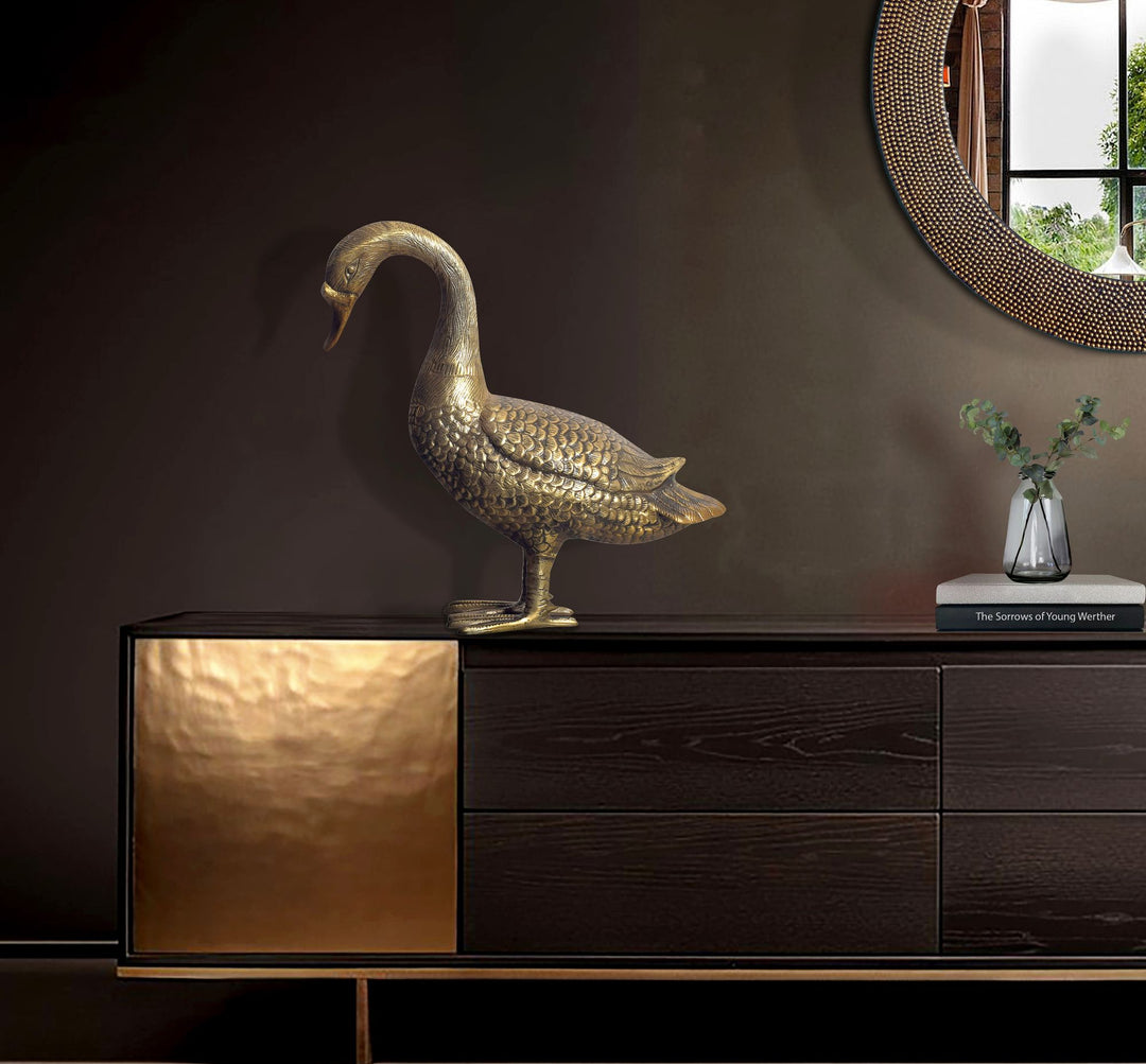 Dekorativ gåsefigur, aluminium, guld, 46 cm, boligindretning, borddekoration, moderne metaldesign, aluminiums borddekoration, boligindretning, dekorativt boligtilbehør
