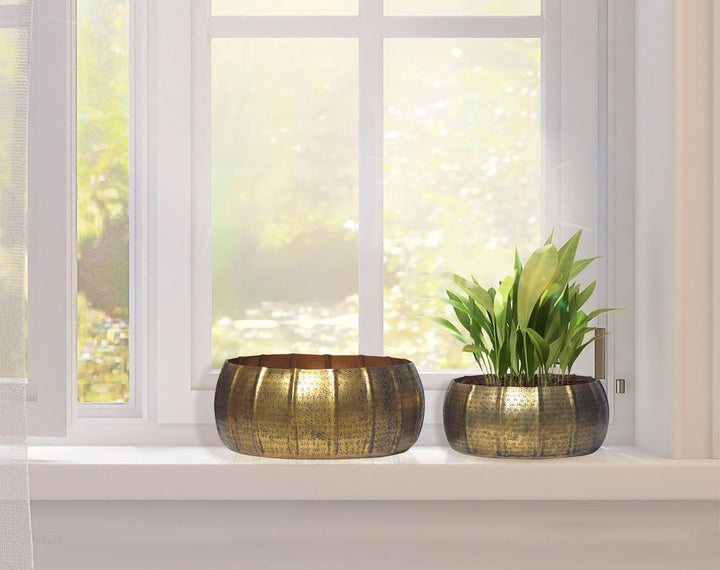 Sæt med 2 metalplantekasser, gulddesign, runde aluminiums indendørsplantekasser, 2-delt hamret blomsterpotte/skålsæt