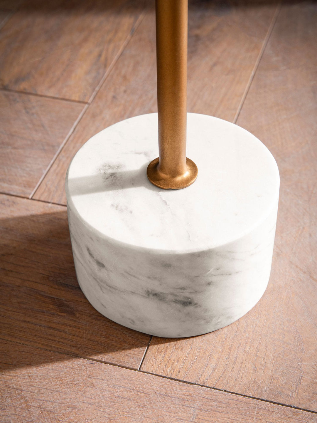 Sidebord, ægte marmor, metal, 30x30x55,5 cm, hvid og guld, lille rundt sidebord, moderne stuebord, højt marmorbord