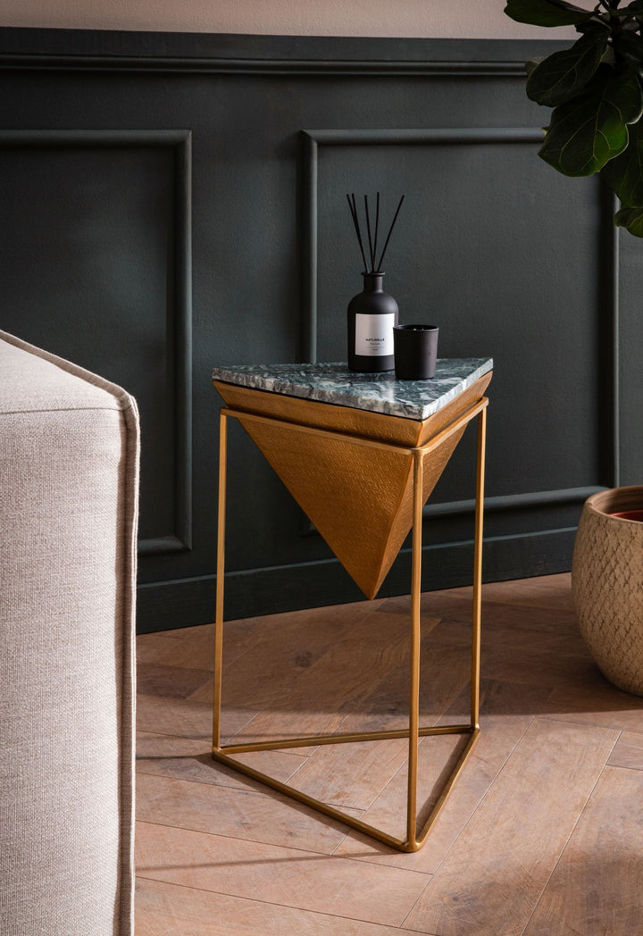 Sidebord, ægte marmor, metal, 37x37x53 cm, grøn og guld, lille trekantet sidebord, moderne stuebord, marmorbord med kendetegn, høj