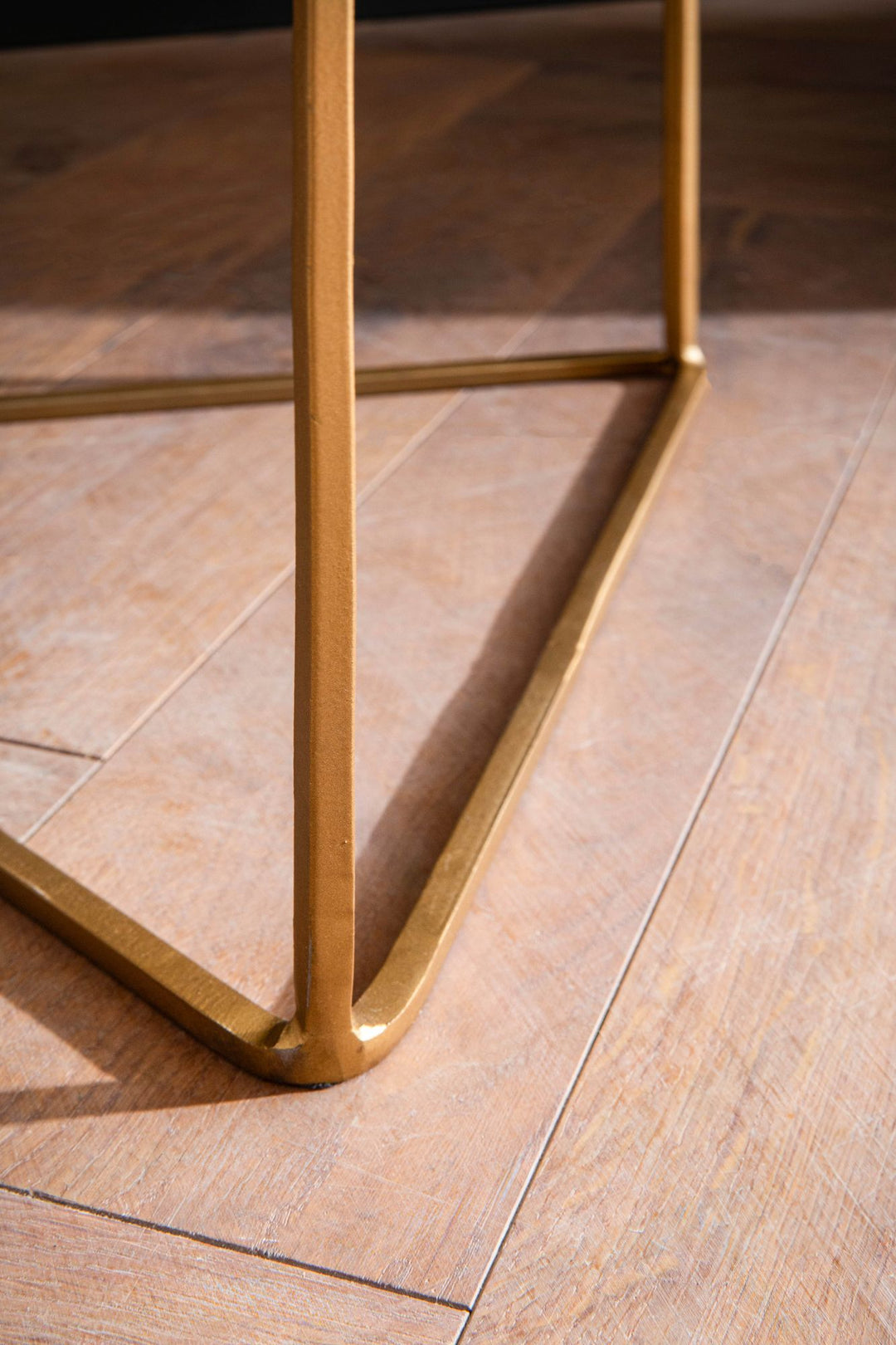 Sidebord, ægte marmor, metal, 37x37x53 cm, grøn og guld, lille trekantet sidebord, moderne stuebord, marmorbord med kendetegn, høj