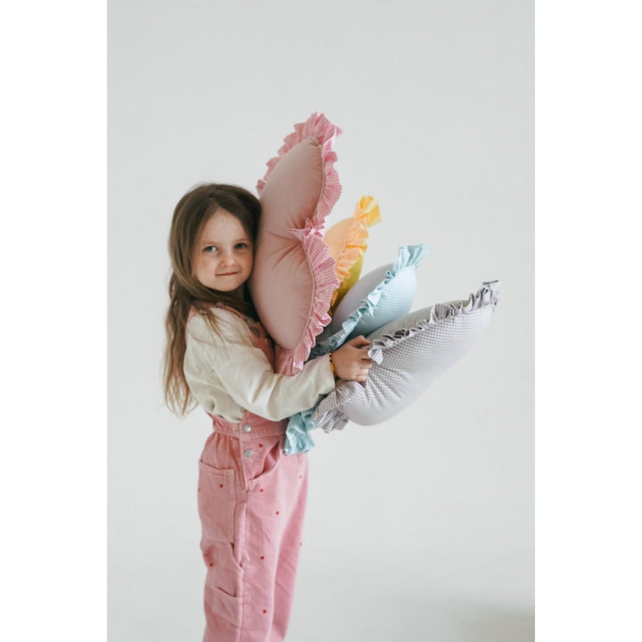 Dobbeltsidet hjertepude med en frilly, pastelrosa ternet