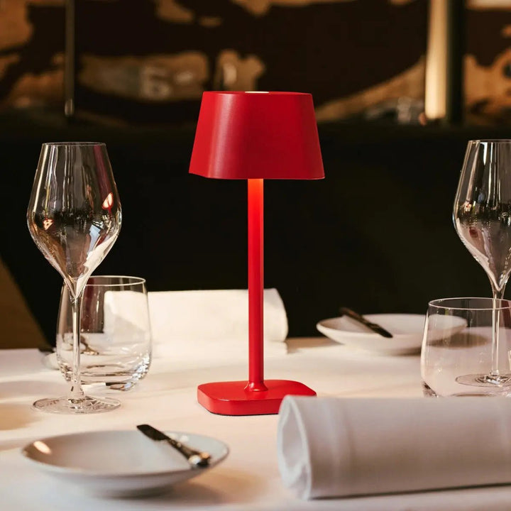 Ava Berry Red genopladelig bordlampe