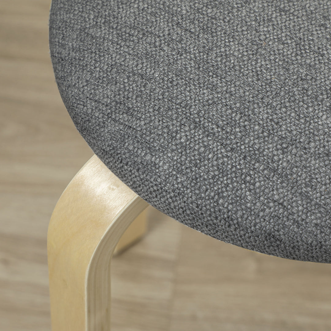 Sæt med 4 stabelbare polstrede skamler med lakeret finish og træben, grå