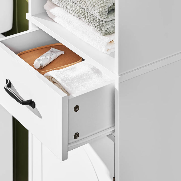 Optimer pladsen på dit badeværelse med dette elegante skab i hvid (B42 x D30 x H173 cm)