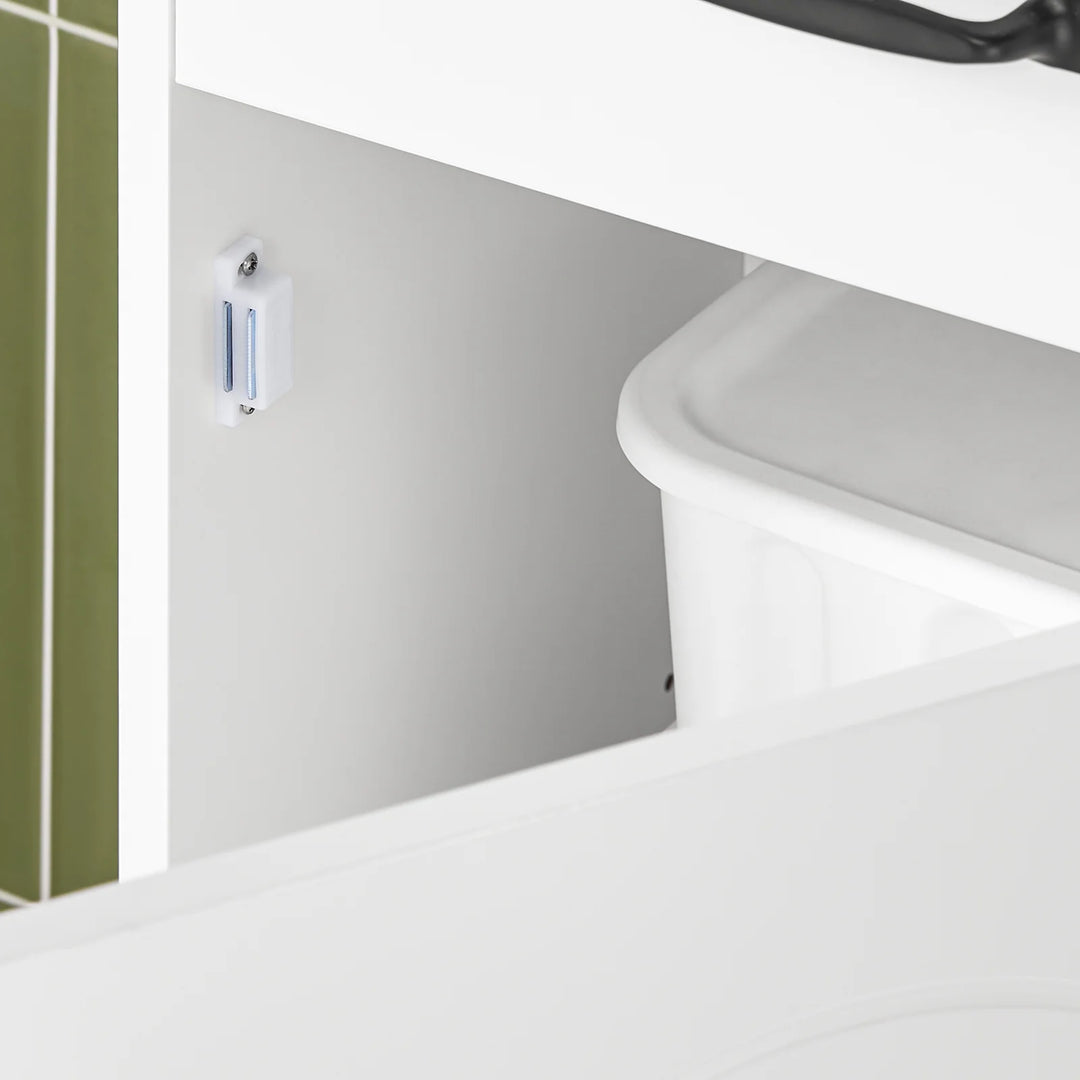 Optimer pladsen på dit badeværelse med dette elegante skab i hvid (B42 x D30 x H173 cm)