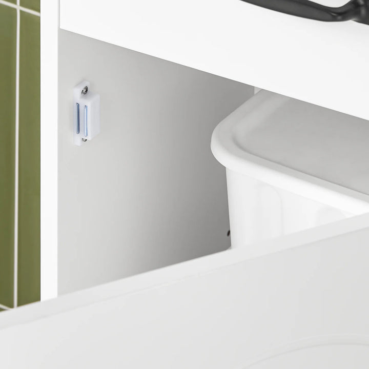 Optimer pladsen på dit badeværelse med dette elegante skab i hvid (B42 x D30 x H173 cm)