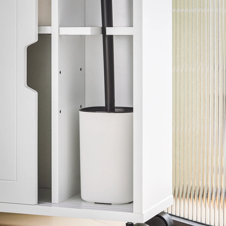 Hvidt badeværelseskabinet på hjul, ideelt til opbevaring af toiletpapir og diverse