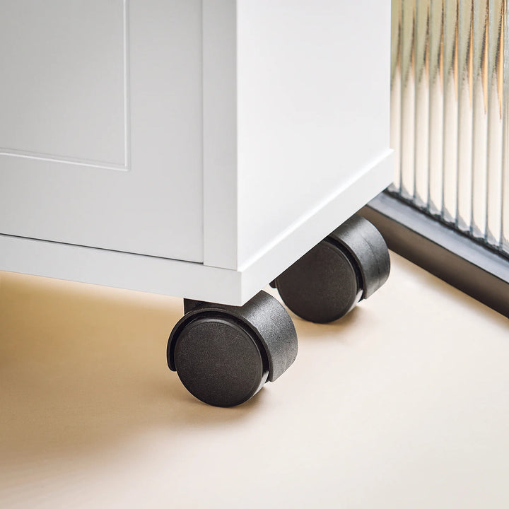 Hvidt badeværelseskabinet på hjul, ideelt til opbevaring af toiletpapir og diverse