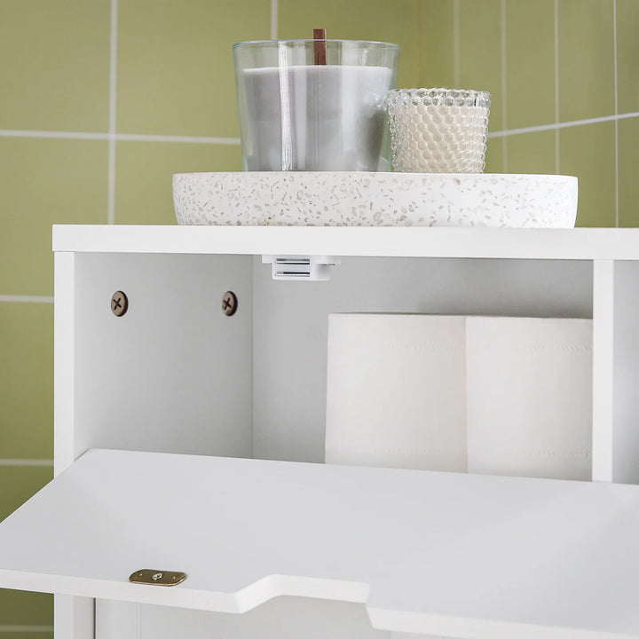 Hvidt badeværelseskabinet på hjul, ideelt til opbevaring af toiletpapir og diverse