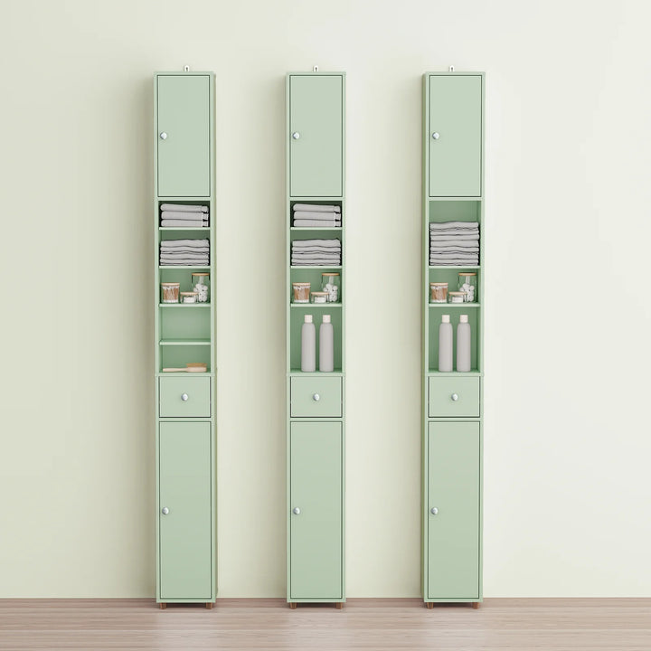 Stilfuldt, smalt badeværelsesskab i lysegrøn (20 x 20 x 180 cm)