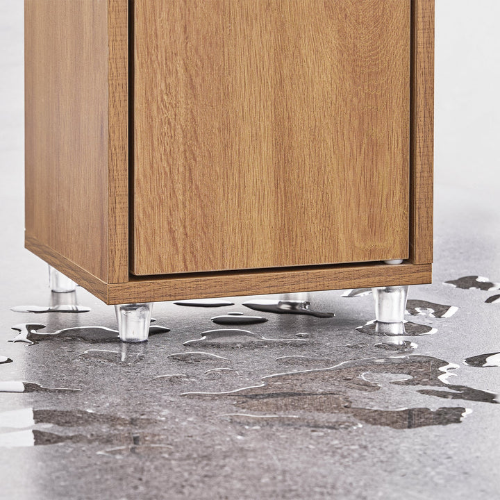 Stilfuldt badeværelsesskab i naturligt trælook (20 x 20 x 180 cm)