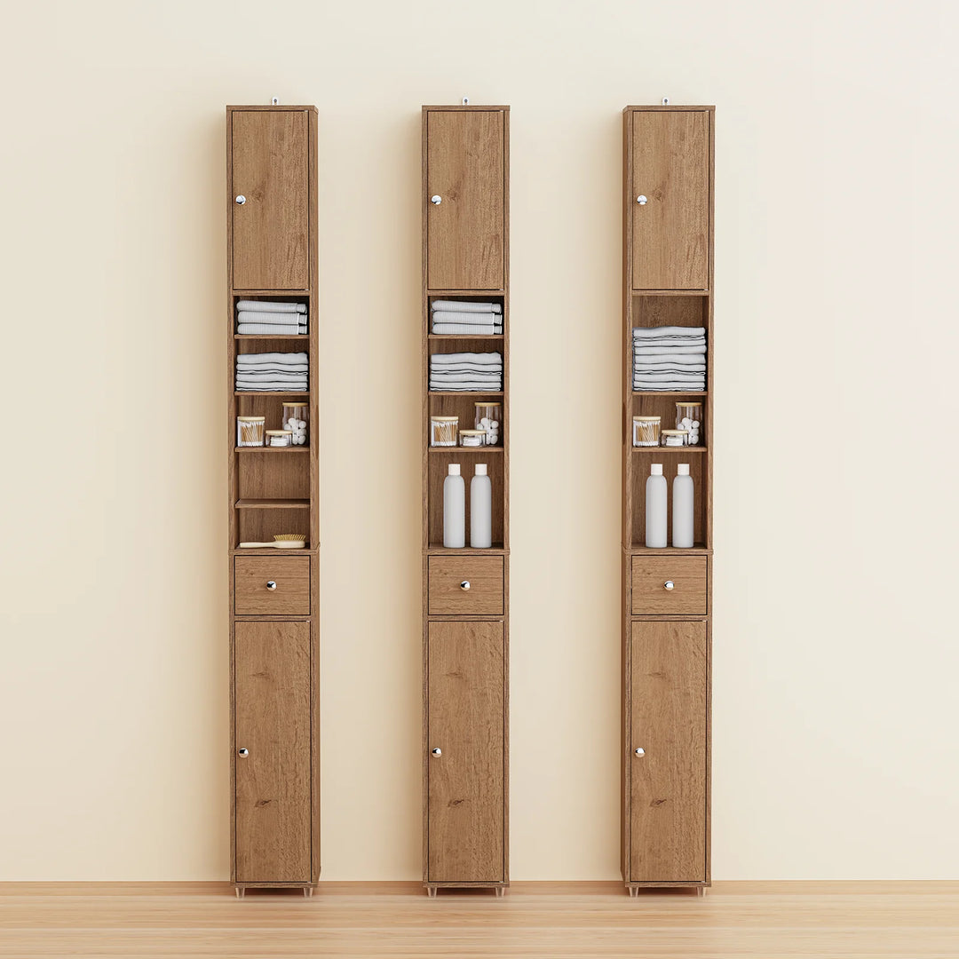 Stilfuldt badeværelsesskab i naturligt trælook (20 x 20 x 180 cm)