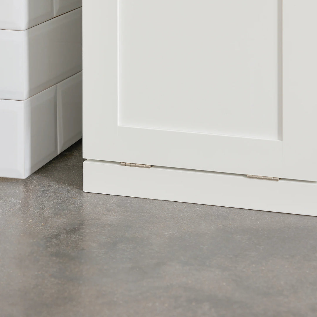 Badeværelsesskab med indbygget vasketøjskurv, skandi-look, B66 x D37 x H95 cm, hvid