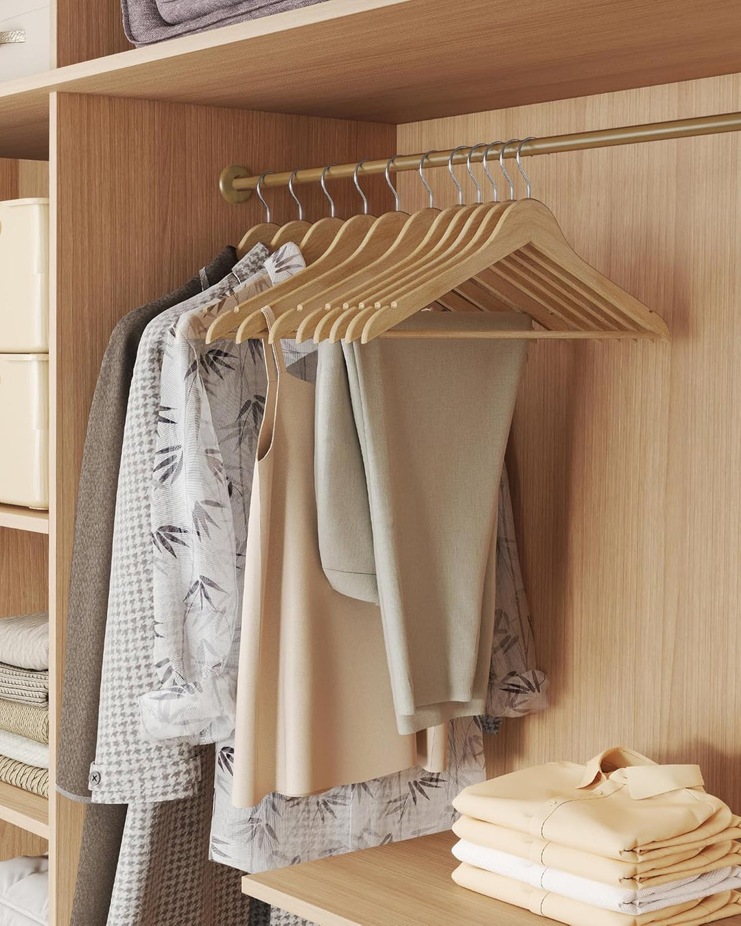 Træbøjler, sæt med 30 stk., slanke bøjler i birketræ med nitter ved skuldrene, buksestropper og 360° roterende krog, naturfarvet